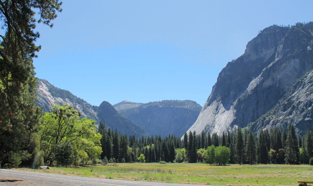 Yosemiten laakso tasainen vuorten välissä. 