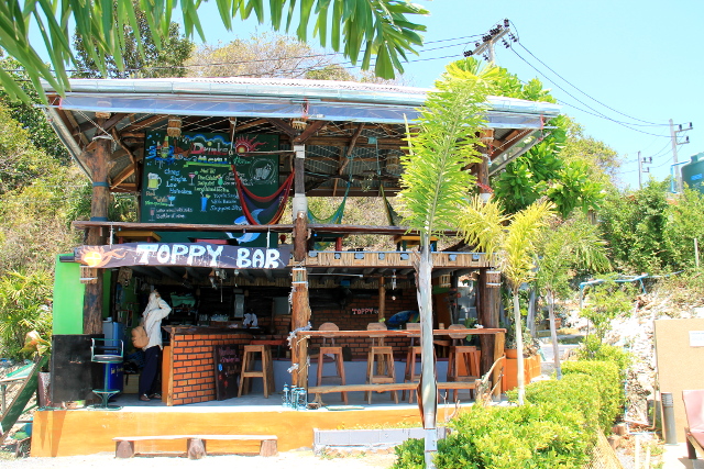 Baari uima-altaan vieressä. 