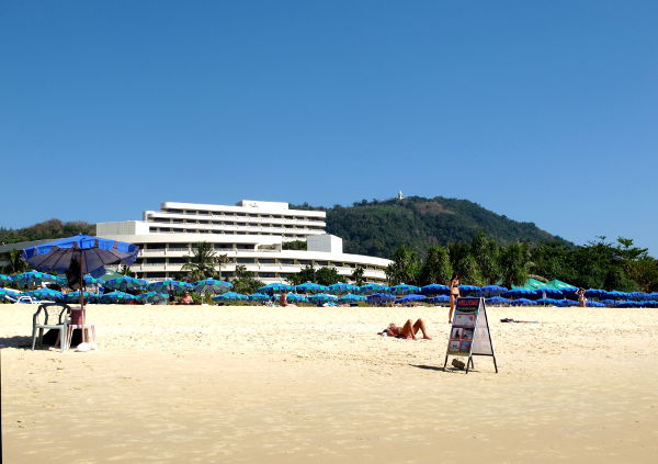 Iso hotelli Karonin rannalla. 