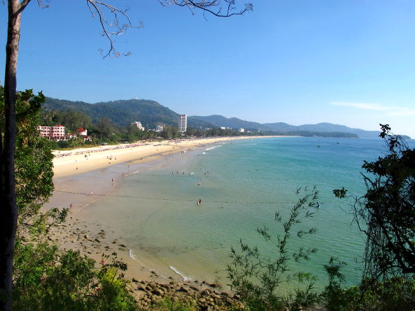 Karon Beach ylhäältä katsottuna. Kävelimme Karonilta Patongille. 