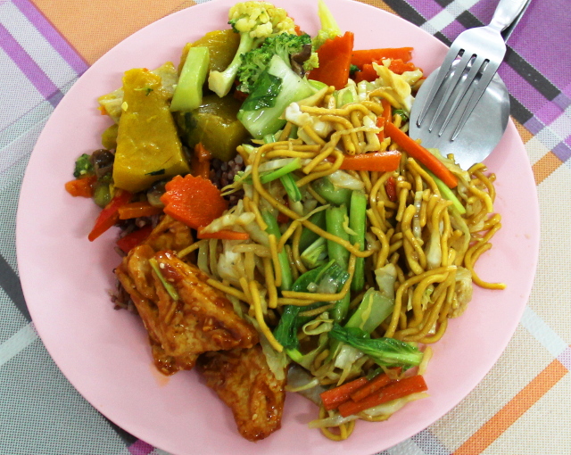 Ruokaa toisesta Ranong-kadun kasvisravintolasta. 