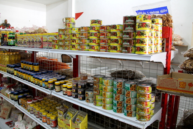 Kasviskaupan säilykehyllystä löytyy erilaisia feikkilihoja mausteliemissä. Kuivahyllyltä löytyy maksipakkauksia eri soijasuikaleita ja pakastimista vaikka mitä erilaisia nakkeja ja piffejä. 