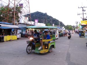 Tämä Saladanin kylänraitti on Koh Lantan vilkkain,. 