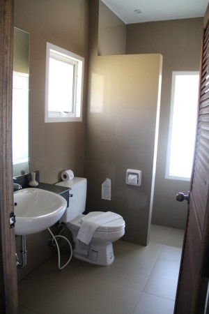 Ihanan siisti kylpyhuone. 