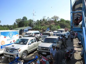 Koh Lantalle on pitänyt tulla kahdella lossilla ja niiden takia alle sadan kilometrin matka Krabiin on kestänyt jopa kolme tuntia. Toinen lossi korvautuu pian sillalla, joka alkaa olla valmis. Aluksi lossimatka oli jännä, mutta ei tosiaankaan enää suhattuani väliä joitain kertoja. 
