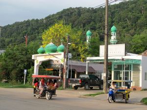 Koh Lantan päätie ja yksi moskeija sen varrella. Tuk-tukit täällä ovat tällaisia sivuvaunumopoja. 