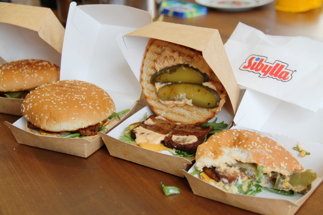 Tampereella haettiin Neste Kekkosentieltä vegaaniburgereita. 