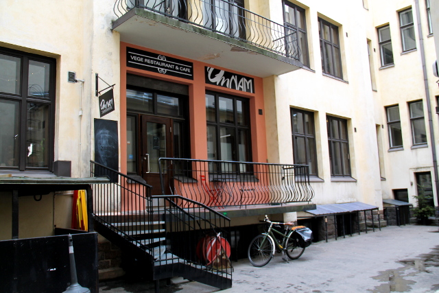 Omnam sijaitsee sisäpihalla Annankadulla, Helsingin Astangajoogakoulun vieressä.