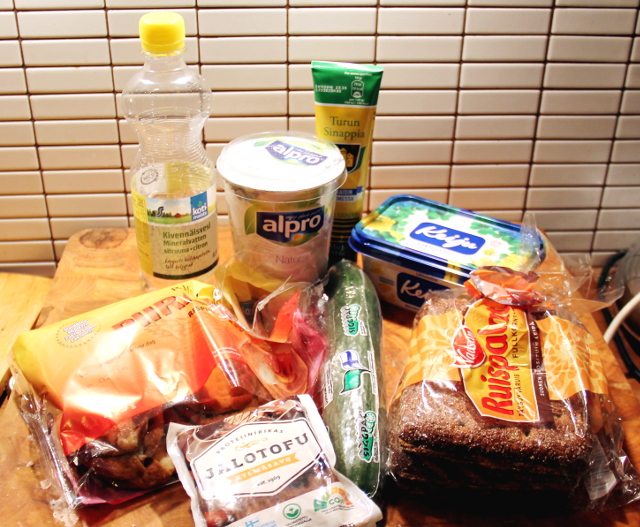 Heti lentokentältä ostin Suomi-eväät: vissyä, maustamatonta soijajugurttia, sinappia, Keijua, karjalanpiirakoita, savutofua, kurkkua ja Ruispaloja.