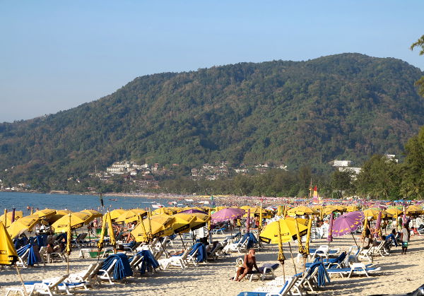 Kun ensimmäisen kerran astuin Patong Beachille käveltyäni sinne eteläisemmältä Karonilta, halusin kääntyä kannoillani, koska näky oli tämä. 