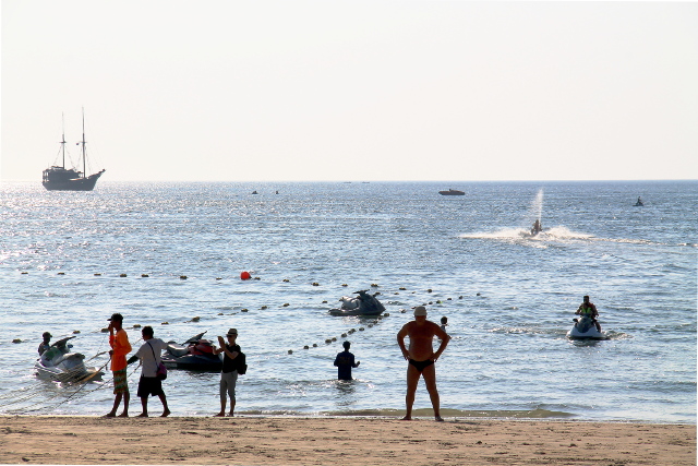 patongin ranta vesiskoottereineen