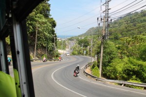 Kiemurainen tie Patongilta Phuketiin kulkee Phuket Hillin kukkuloiden yli. 