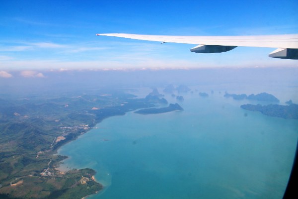 Phuketista lähtenyt kone näytti koukkaavan Phang Ngan lahden yli näistä maisemista pääätellen.