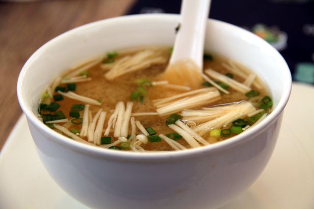 Misokeitto Patongin Jungceylon -ostoskeskuksen Sushi Boxista. 