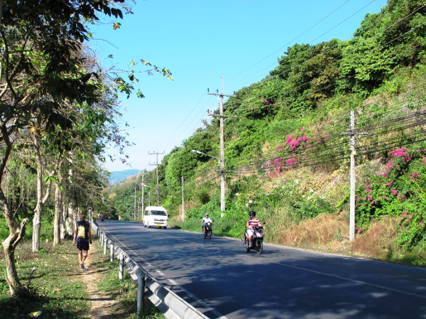 Kävelyä tien varrella Karonilta Patongille. 