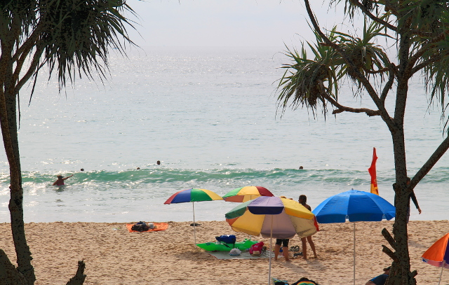 auringonvarjoja rannalla