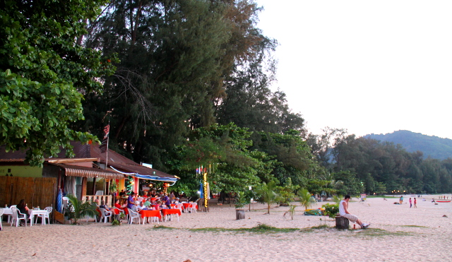 Nai Yangista löytyy myös ainakin tämä yksi pieni rantaravintola. 