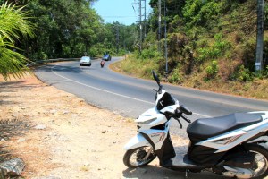 Skootteri Nai Thonin ja Nai Yangin rantojen välisillä kukkuloilla. 