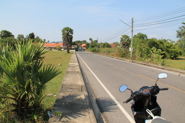 Hiljainen tie Pohjois-Phuketissa. 