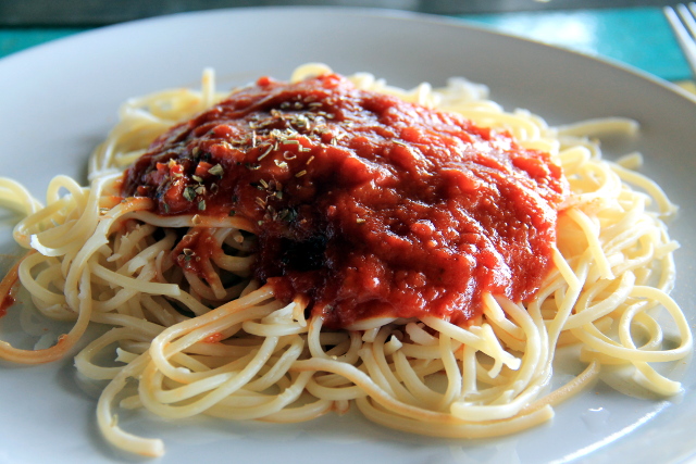 Spagetti tomaattikastikeella ei ollut erityisen hyvää Coco Lantassa, joka on muutoin kiva rantapaikka Klong Khongissa. Siellä voi käyttää asiakkaan uima-allastakin, mutta ei kuitenkaan isoina ryhminä. 