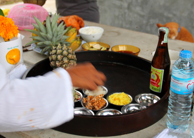 Monista edellisenä päivänä valmistetuista herkuista laitettiin vain vähän näihin kupposiin. 