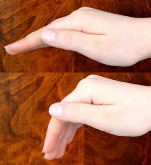 Jos tarkoitus on näyttää tulemaan tänne päin, niin sen voisi näyttää jotenkin näin. Samoin näin vilkutellaan esimerkiksi pyörällä kääntyessä. 