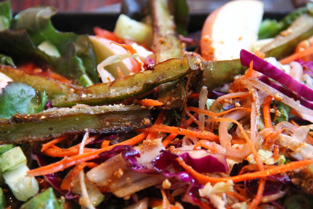 Paistetut munakoisoviipaleet kruunasivat salaatin kasvisravintola Kundassa Koh Lantalla. 