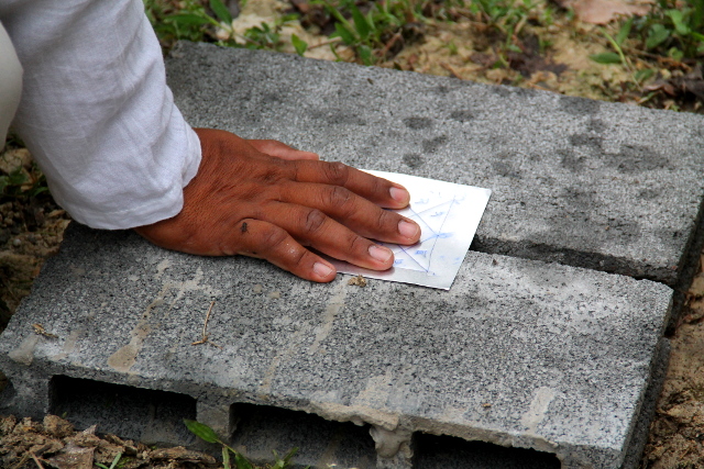 Keskipalkin alle tuli alumiinilevy, johon oli tehty kuvioita ja kirjoitusta. 