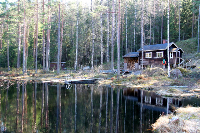 Sauna lammen toisella puolella. 