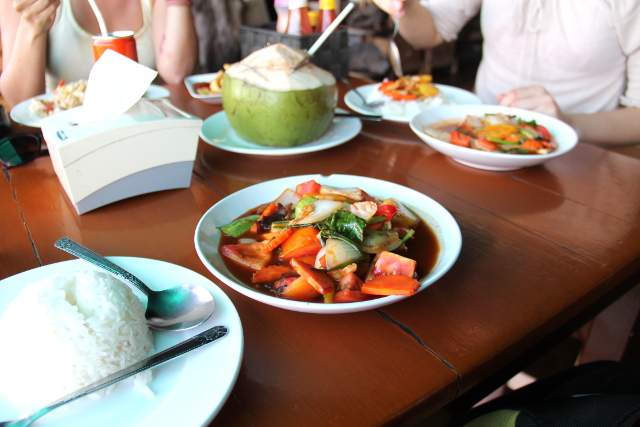 Ruoat näköalaravintolassa matkalla Old Towniin. Etualalla hapanimelävihannekset. 