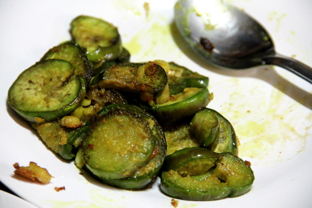 Curryssa ja kookosmaidossa paistetut munakoisot. 