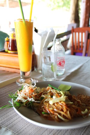 rantaravintolan pad thai ja mangosmoothie