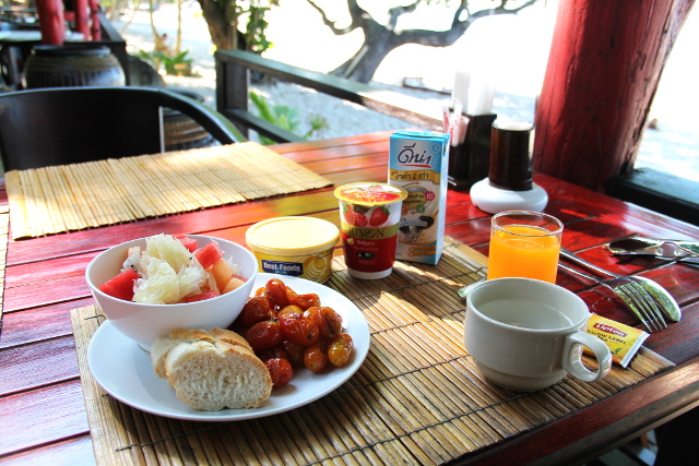 Relax Bay Resortin aamiaiset, paitsi margariinin, jugurtin ja soijamaidon toin itse vegaanisten vaihtoehtojen puuttuessa. Hotellien aamiaisista löytyy aika huonosti vegaanitarjontaa. 