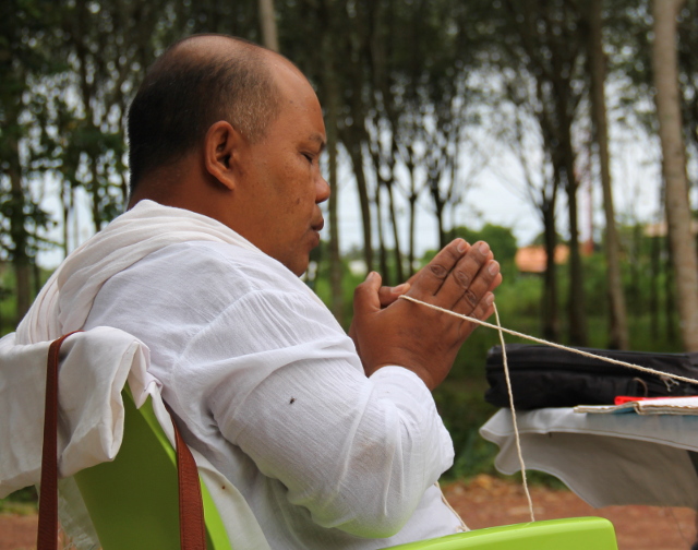 rukoilua naru kädessä