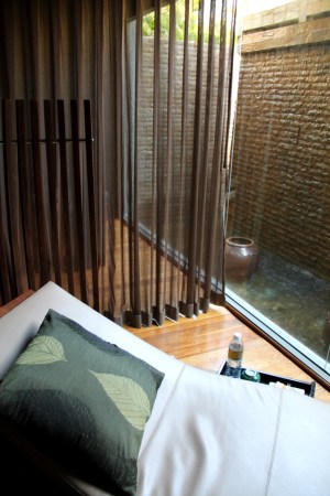 Hienommissa (tai hienompaa näyttelevissä) hoitoloissa ohjataan hieronnan tai muun hoidon jälkeen usein lekottelemaan jonnekin. Ihan kuin hoitotoimenpide olisi niin uuvuttava minulle, että sen jälkeen olisi levättävä, vaikka juurihan sitä on maannut pari tuntia. Istun näissä vähän rauhattomasti kun en tiedä mitä tekisin. 