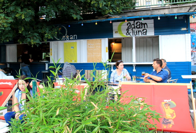 Adam & Luna on baari Tonavan varrella. 