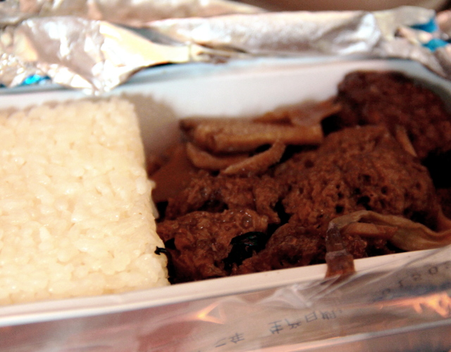 Air Chinalla oli mahtava ruokayllätys - mahtavasti maustettua seitania ja sieniä. Seitan oli ihan samanlaista kuin Ruotsissa purkissa myytävä Kinafärs. 