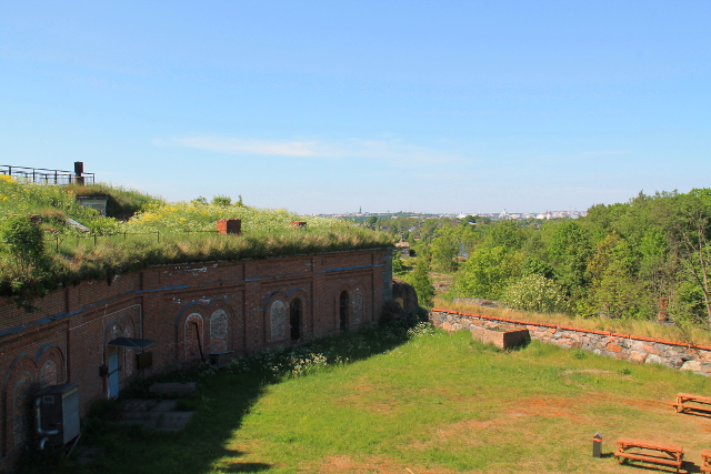 Aleksanterin patterin linnoitus ja kaukana siintää Helsingin keskusta. 