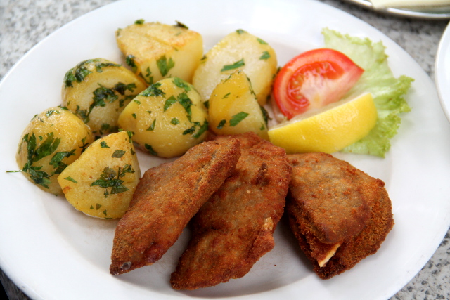 Cordon bleu vegaanisena. Annoksen mukana tuli myös salaattilautanen. 