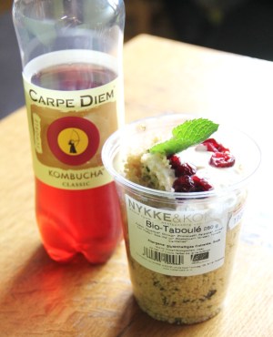 Frankfurtin lentokentän taboulleh-eines ja kombuchamehu. 