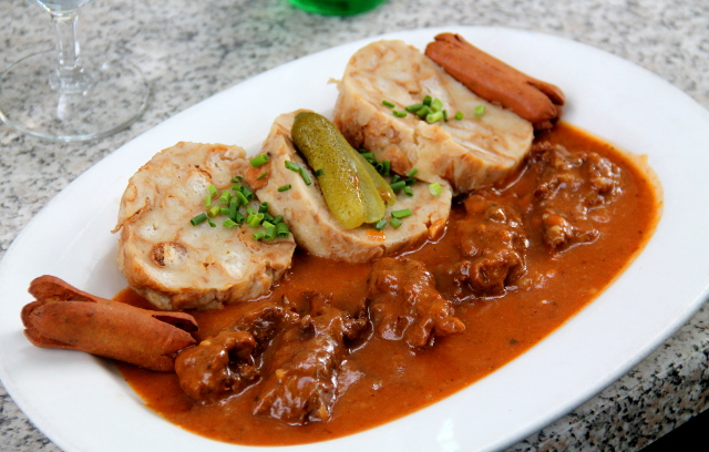 Gasthaus Schillinterin gulassi knöödeleillä. 