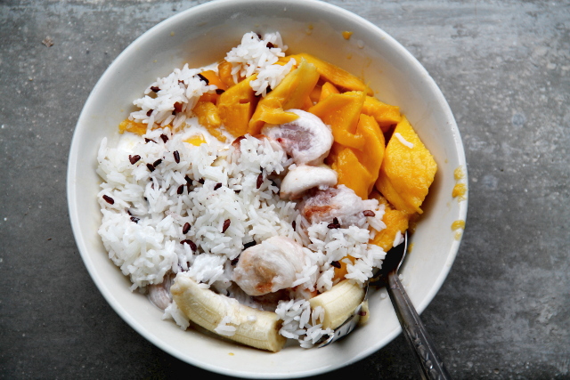 Ihme annos hedelmiä ja riisiä. Muuta ei kai ollut. Laitoin ehkä lorauksen kookosmaitoa riisin, banaanin, mangon ja mangosteenin sekaan. 