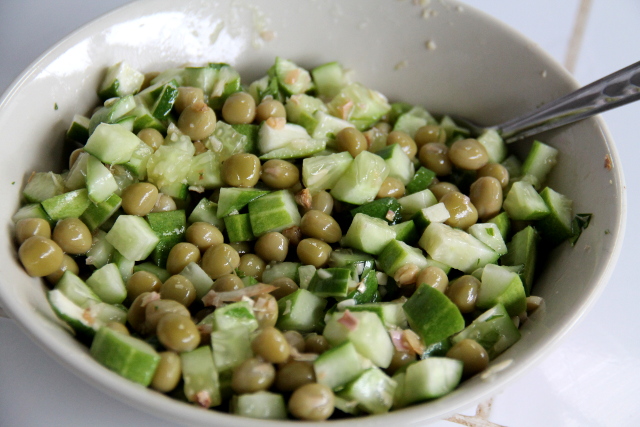 hyvin maustettu kurkku herne salaatti