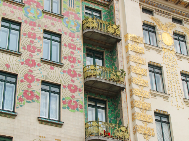 Koristeelliset parvekkeet ja seinät Naschmarktin torin vieressä. 