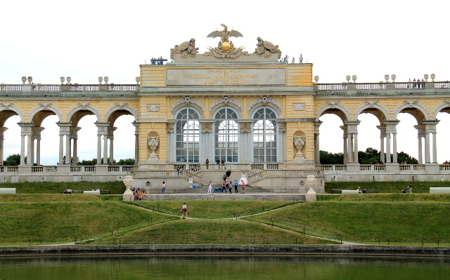 Schönbrunnilla ylhäällä mäellä on tällainen tötsä. 