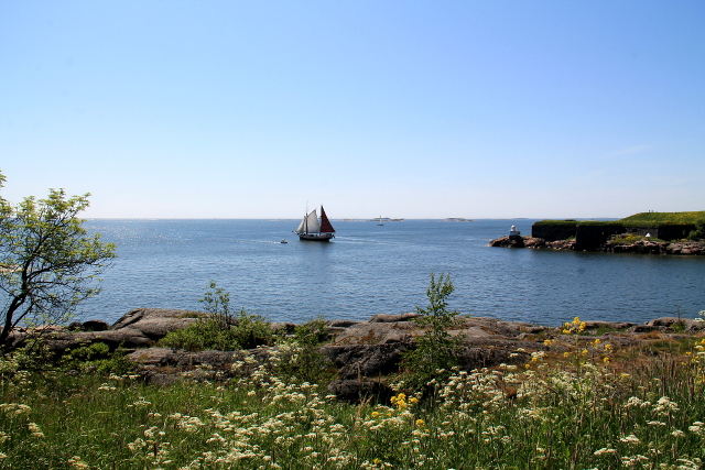 Purjelaiva Kustaanmiekan salmella. 