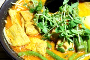 Laksa-keitto Kuala Lumpurin lentokentän yhteydessä olevan tavaratalon ravintolassa. 