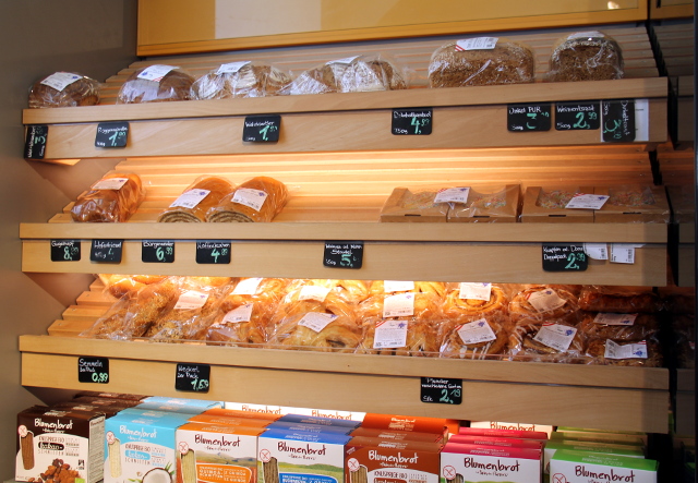 Leipää ja leivoksia, kuten kääretorttua Veganzissa. 