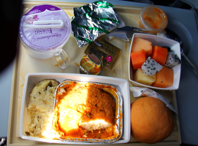 Jet Airwaysin ruoat matkalla Bangkokista Goalle. Lentokoneiden intialaisten kasvisruokien kanssa olen epävarma vegaanisuuden suhteen, vaikka olisin vegaaniruoat tilannut. 