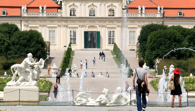 Belvederessä on puiston molemmissa päissä hulppeat rakennukset. 